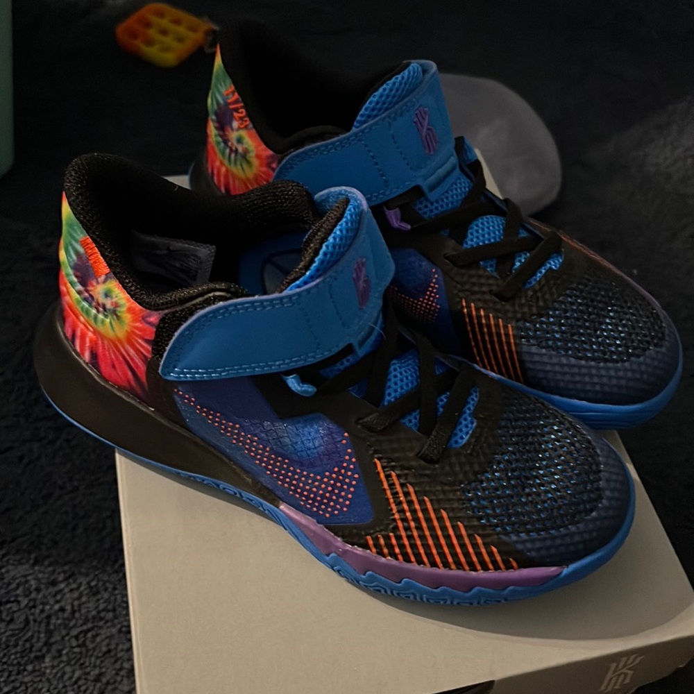 NIB kyrie flytrap v